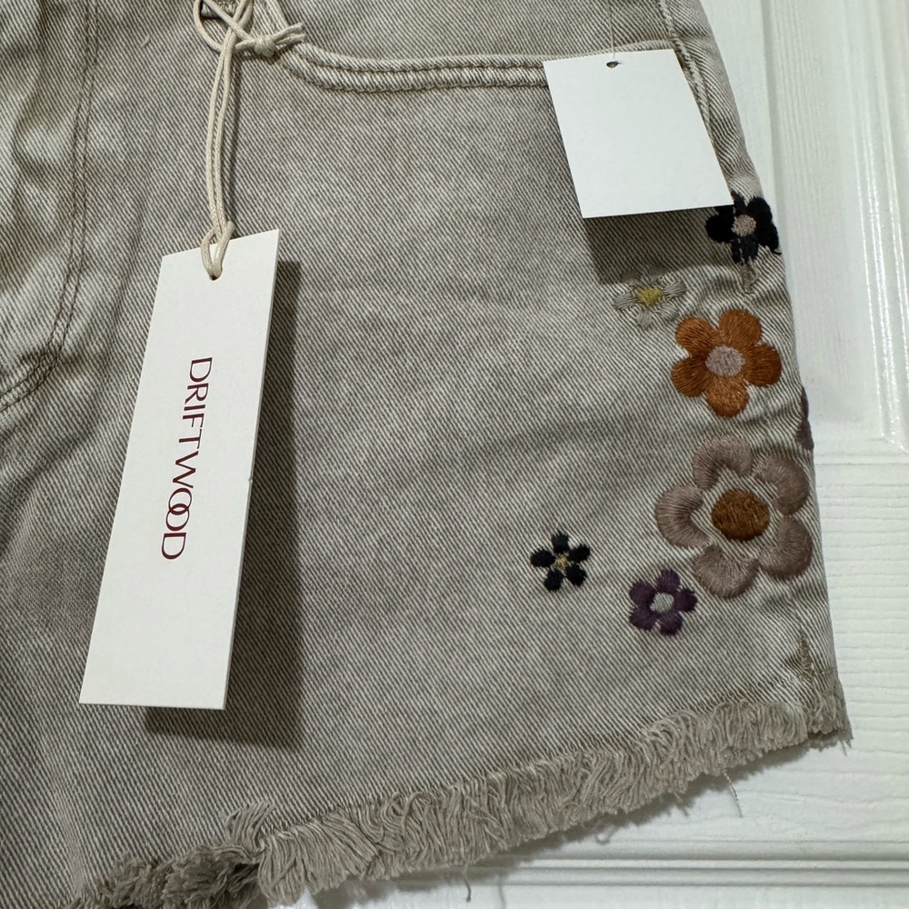 NWT Driftwood Goldie Floral Embroidered Denim Shorts Size 28 - Picture 3 of 5